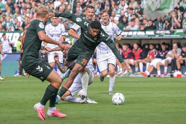 Salim Musah (SV Werder Bremen 29) gegen alle , Lueneburger SK Hansa - SV Werder Bremen, Fussball, DFB-Pokal, DFB, 22.8.2026 DFB regulations prohibit any use of photographs as image sequences and or quasi-video Hamburg Hamburg Deutschland
