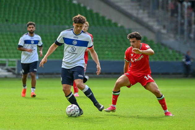 Husseyn Chakroun (Hannover 96, 14) gegen Kerem Sahan (SV Hemelingen, 25) SV Hemelingen vs. Hannover 96, Fussball, DFB-Pokal, 1. Runde, Saison 2026 2027, 22.08.2026, SV Hemelingen vs. Hannover 96, Fussball, DFB-Pokal, 1. Runde, Saison 2026 2027, 22.08.2026 Bremen Copyright: xEibner-Pressefoto RobertxGertzenx EP_RGN