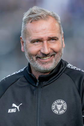 Tim Walter (Chef-Trainer, Holstein Kiel) lachend Portrait Portraet GER, TSV 1860 Muenchen vs. Holstein Kiel, Fussball, DFB-Pokal, 1. Runde, Saison 2026 2027, 22.08.2026. (DFL DFB REGULATIONS PROHIBIT ANY USE OF PHOTOGRAPHS as IMAGE SEQUENCES and or QUASI-VIDEO). Foto: HMB Media Heike Feiner Copyright: HMBxMedia HeikexFeiner