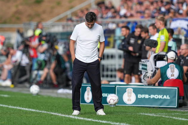 22.08.2026, xydrx, Fußball, DFB Pokal, 1. FC Saarbrücken - Hertha BSC, Saison 2026 2027, Ludwigsparkstadion: Stefan Leitl (Cheftrainer Hertha BSC) mit gesenktem Kopf DFB regulations prohibit any use of photographs as image sequences and or quasi-video. Copyright: HMBxMedia YannisxDreimann