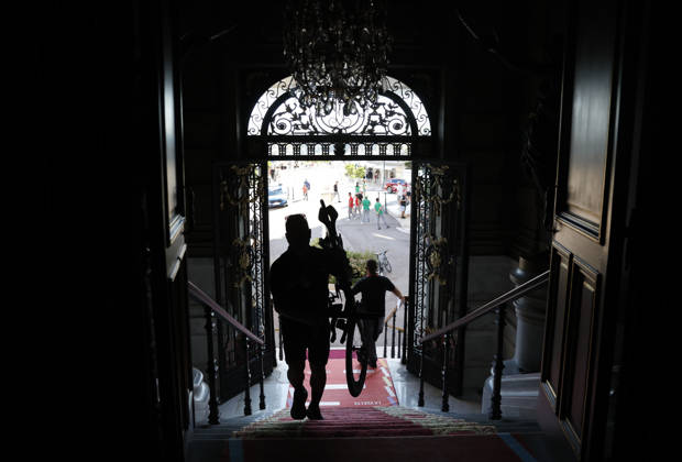Several riders wait for the start inside Monte Carlo s casino during Tour of Spain s first stage, a 9.4 kilometers time trial in Monaco, 22 August 2026. First stage. Time trial in Monaco (9.4 km) !ACHTUNG: NUR REDAKTIONELLE NUTZUNG!  Copyright: xJavierxLizónx GRAF3223 20260822-55021203026_1