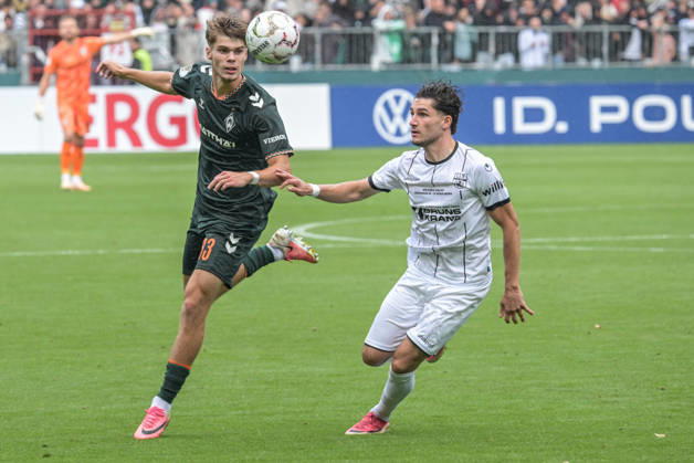 Mick Schmetgens (SV Werder Bremen 33) im Zweikampf , Lueneburger SK Hansa - SV Werder Bremen, Fussball, DFB-Pokal, DFB, 22.8.2026 DFB regulations prohibit any use of photographs as image sequences and or quasi-video Hamburg Hamburg Deutschland