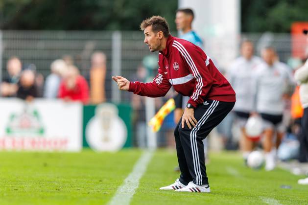 22.08.2026 - Fussball - Saison 2026 2027 - DFB Pokal Vereinspokal - 01. Runde: Viktoria Köln - 1. FC Nürnberg Nuernberg FCN ( Club ) - Sportfoto Zink DaMa - xdaxmax - regulations prohibit any use of photographs as image sequences and or quasi-video - Miroslav Miro Klose ( Trainer 1. FC Nürnberg FCN ) zeigt an gestikuliert dirigiert gibt Anweisungen