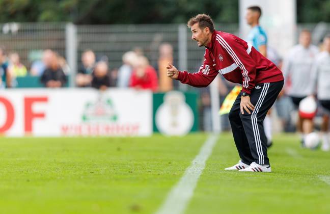 22.08.2026 - Fussball - Saison 2026 2027 - DFB Pokal Vereinspokal - 01. Runde: Viktoria Köln - 1. FC Nürnberg Nuernberg FCN ( Club ) - Sportfoto Zink DaMa - xdaxmax - regulations prohibit any use of photographs as image sequences and or quasi-video - Miroslav Miro Klose ( Trainer 1. FC Nürnberg FCN ) zeigt an gestikuliert dirigiert gibt Anweisungen