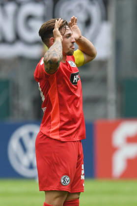 Torschuetze Luca Schnellbacher ( SV 07 Elversberg, 24 ) jubelt ueber sein Tor zum 1 : 0. GER, MSV Duisburg vs SV 07 Elversberg, Fussball, DFB Pokal Erste Runde, Spielzeit 2026 2027, 22.08.2026 DFL REGULATIONS PROHIBIT ANY USE OF PHOTOGRAPHS AS IMAGE SEQUENCES AND OR QUASI-VIDEO GER, MSV Duisburg vs SV 07 Elversberg, Fussball, DFB Pokal Erste Runde, Spielzeit 2026 2027, 22.08.2026 Duisburg Copyright: xEibner-Pressefoto ThomasxThienelx EP_TTL