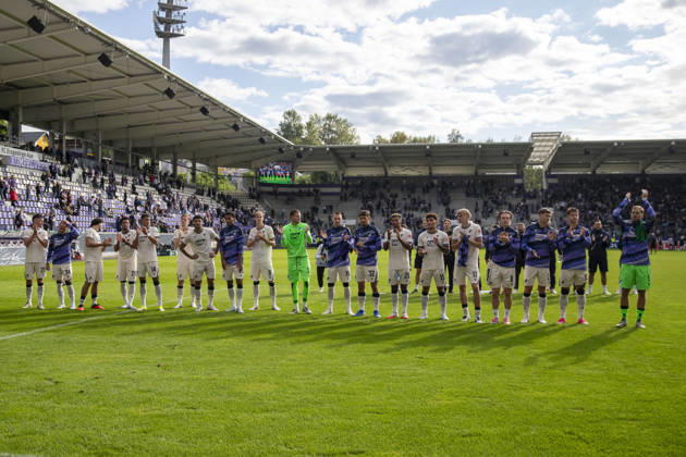 GER, Aue, Fussball, DFB-Pokal, 1. Hauptrunde, FC Erzgebirge Aue vs. TSG 1899 Hoffenheim im Bild v.l.: Team von Hoffenheim jubelt vor den Auswaertsfans nach dem Spiel 22.08.2026, EINS Erzgebirgsstadion Aue DFB REGULATIONS PROHIBIT ANY USE OF PHOTOGRAPHS AS IMAGE SEQUENCES AND OR QUASI-VIDEO, Copyright: HMBxMedia PaulxFritz