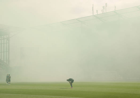 Foto : die Bremer Fans empfangen beide Teams vor dem Anstoss mit einem Feuerwerk , hier Niklas Füllkrug kurz vor dem Anpfiff Fussball DFB Pokal , 1. Runde am Sa. 22.08.2026 Lüneburger SK - Werder Bremen