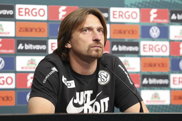 Trainer Vincent Wagner (SV 07 Elversberg) bei der Pressekonferenz waehrend des Spiels der 1. Runde des DFB-Pokal zwischen MSV Duisburg und SV 07 Elversberg, Schauinsland-Reisen-Arena am 22. August 2026 in Duisburg, Deutschland. (Foto von Oliver Kaelke DeFodi Images) +++ Trainer Vincent Wagner (SV 07 Elversberg) at the press conference, PK, Pressekonferenz during the 1st round match of the DFB-Pokal between MSV Duisburg and SV 07 Elversberg at Schauinsland-Reisen-Arena on August 22, 2026 in Duisburg, Germany. (Photo by Oliver Kaelke DeFodi Images) DFB DFL REGULATIONS PROHIBIT ANY USE OF PHOTOGRAPHS AS IMAGE SEQUENCES AND OR QUASI-VIDEO. (Photo by Oliver Kaelke DeFodi Images) -