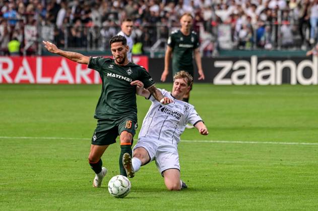 Ludovit Reis ( Werder ) 24 Max Ratzeburg ( Lüneburg ) Deutschland , Hamburg , Millerntor , Fussball , 1 Bundesliga , Oberliga Niedersachsen , DFB Pokal Runde 1 , LSK Lüneburg - SV Werder Bremen