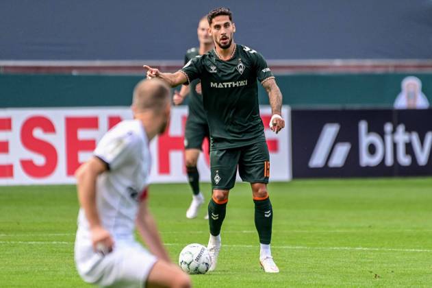 Ludovit Reis ( Werder ) am Ball Deutschland , Hamburg , Millerntor , Fussball , 1 Bundesliga , Oberliga Niedersachsen , DFB Pokal Runde 1 , LSK Lüneburg - SV Werder Bremen
