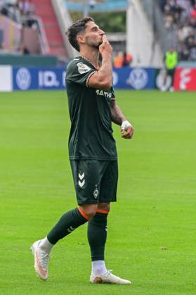Tor Jubel nach dem 0:3 durch Ludovit Reis ( Werder ) Deutschland , Hamburg , Millerntor , Fussball , 1 Bundesliga , Oberliga Niedersachsen , DFB Pokal Runde 1 , LSK Lüneburg - SV Werder Bremen