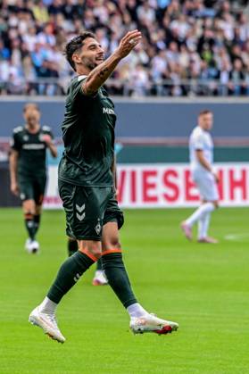 Tor Jubel nach dem 0:3 durch Ludovit Reis ( Werder ) Deutschland , Hamburg , Millerntor , Fussball , 1 Bundesliga , Oberliga Niedersachsen , DFB Pokal Runde 1 , LSK Lüneburg - SV Werder Bremen