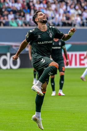 Tor Jubel nach dem 0:3 durch Ludovit Reis ( Werder ) Deutschland , Hamburg , Millerntor , Fussball , 1 Bundesliga , Oberliga Niedersachsen , DFB Pokal Runde 1 , LSK Lüneburg - SV Werder Bremen
