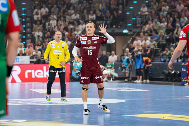 Fuechse Berlin (GER) vs SC Magdeburg (GER), Handball, 1. Handball Bundesliga Herren, Rexel Supercup 2026, Saison 2026 2027, Muenchen, 22.08.2026 Tobias Grondahl (Fuechse Berlin, 15) beim Spielaufbau Muenchen SAP Garden Deutschland
