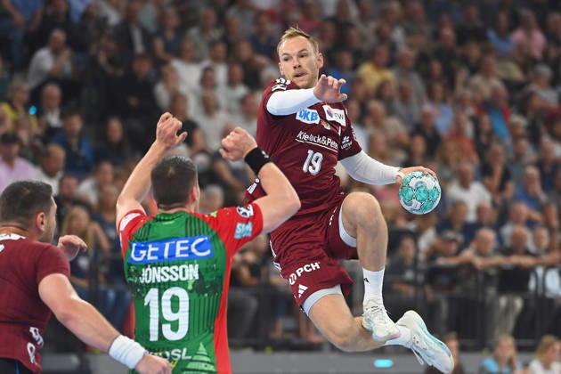 Mathias GIDSEL (Fuechse Berlin) , Torwurf,Aktion,Zweikampf gegen Elvar Oern JONSSON (SC Magdeburg). Handball Rexel Super Cup 2026 der Maenner SC Magdeburg vs. Fuechse Berlin am 22.08.2026 SAP GARDEN Muenchen.