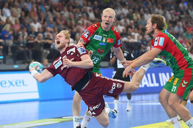 Matthes LANGHOFF (Fuechse Berlin), Torwurf, Aktion,Zweikampf gegen Magnus SAUGSTRUP (SC Magdeburg), und Albin LAGERGREN (SC Magdeburg). Handball Rexel Super Cup 2026 der Maenner SC Magdeburg vs. Fuechse Berlin am 22.08.2026 SAP GARDEN Muenchen.