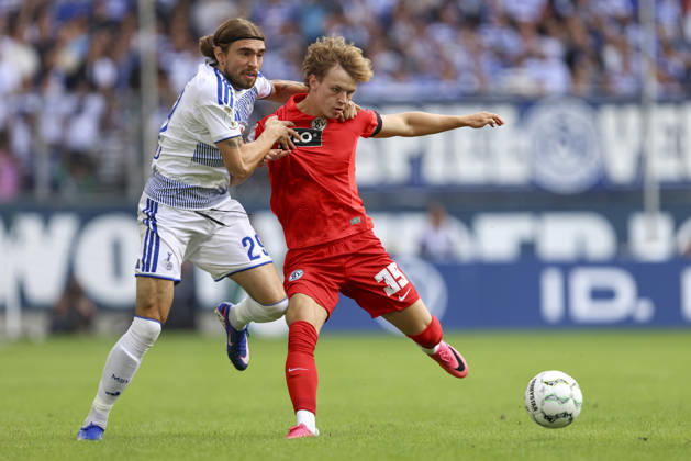 Joshua Bitter (MSV Duisburg) und Cole Campbell (SV 07 Elversberg) im Zweikampf waehrend des Spiels der 1. Runde des DFB-Pokal zwischen MSV Duisburg und SV 07 Elversberg, Schauinsland-Reisen-Arena am 22. August 2026 in Duisburg, Deutschland. (Foto von Oliver Kaelke DeFodi Images) +++ Joshua Bitter (MSV Duisburg) und Cole Campbell (SV 07 Elversberg) battle for the ball during the 1st round match of the DFB-Pokal between MSV Duisburg and SV 07 Elversberg at Schauinsland-Reisen-Arena on August 22, 2026 in Duisburg, Germany. (Photo by Oliver Kaelke DeFodi Images) DFB DFL REGULATIONS PROHIBIT ANY USE OF PHOTOGRAPHS AS IMAGE SEQUENCES AND OR QUASI-VIDEO. (Photo by Oliver Kaelke DeFodi Images) -