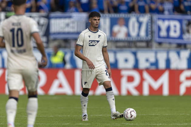 GER, Aue, Fussball, DFB-Pokal, 1. Hauptrunde, FC Erzgebirge Aue vs. TSG 1899 Hoffenheim im Bild v.l.: Albian Hajdari (TSG Hoffenheim 21), Aktion mit Ball 22.08.2026, EINS Erzgebirgsstadion Aue DFB REGULATIONS PROHIBIT ANY USE OF PHOTOGRAPHS AS IMAGE SEQUENCES AND OR QUASI-VIDEO, Copyright: HMBxMedia PaulxFritz