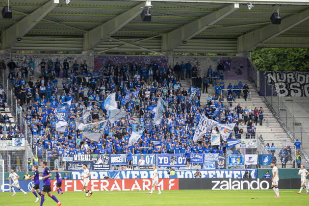 GER, Aue, Fussball, DFB-Pokal, 1. Hauptrunde, FC Erzgebirge Aue vs. TSG 1899 Hoffenheim im Bild v.l.: Hoffenheimer Auswaertsfans 22.08.2026, EINS Erzgebirgsstadion Aue DFB REGULATIONS PROHIBIT ANY USE OF PHOTOGRAPHS AS IMAGE SEQUENCES AND OR QUASI-VIDEO, Copyright: HMBxMedia PaulxFritz