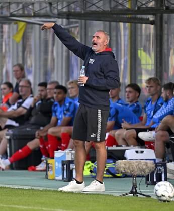 22.08.2026, Fussball DFB-Pokal 2026 27, 1.Runde, TSV 1860 München - Holstein Kiel, im Stadion an der Grünwalderstrasse in München, Trainer Tim Walter (Holstein Kiel) gestikuliert.