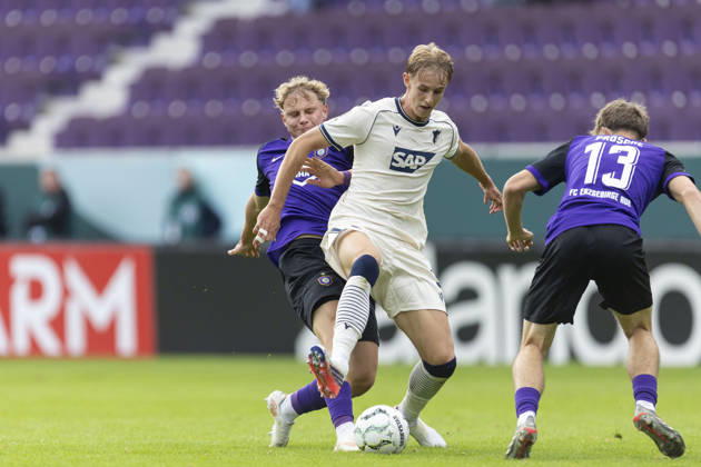 GER, Aue, Fussball, DFB-Pokal, 1. Hauptrunde, FC Erzgebirge Aue vs. TSG 1899 Hoffenheim im Bild v.l.: Finn Heidrich (FC Erzgebirge Aue 06), Max Moerstedt (TSG Hoffenheim 09), Zweikampf 22.08.2026, EINS Erzgebirgsstadion Aue DFB REGULATIONS PROHIBIT ANY USE OF PHOTOGRAPHS AS IMAGE SEQUENCES AND OR QUASI-VIDEO, Copyright: HMBxMedia PaulxFritz