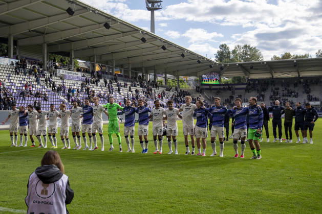 GER, Aue, Fussball, DFB-Pokal, 1. Hauptrunde, FC Erzgebirge Aue vs. TSG 1899 Hoffenheim im Bild v.l.: Hoffenheimer Fans nach Abpfiff 22.08.2026, EINS Erzgebirgsstadion Aue DFB REGULATIONS PROHIBIT ANY USE OF PHOTOGRAPHS AS IMAGE SEQUENCES AND OR QUASI-VIDEO, Copyright: HMBxMedia PaulxFritz