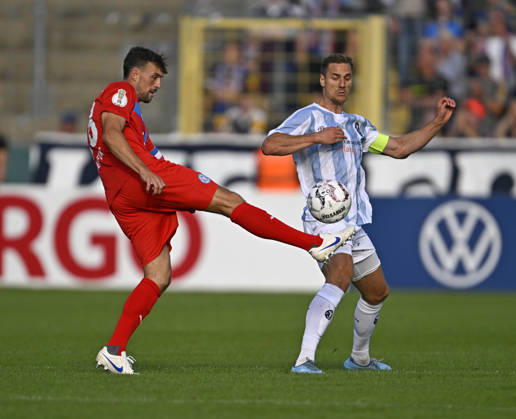 RECORD DATE NOT STATED 22.08.2026, Fussball DFB-Pokal 2026 27, 1.Runde, TSV 1860 München - Holstein Kiel, im Stadion an der Grünwalderstrasse in München, v.l. Jonas Meffert (Holstein Kiel) gegen Dennis Dressel (TSV 1860 München)