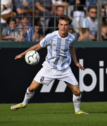 22.08.2026, Fussball DFB-Pokal 2026 27, 1.Runde, TSV 1860 München - Holstein Kiel, im Stadion an der Grünwalderstrasse in München, Julian Bell (TSV 1860 München) am Ball.