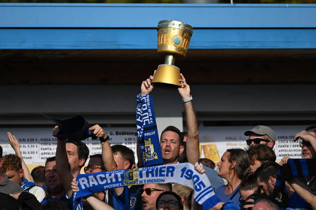 22.08.2026, xjhx, Fussball DFB Pokal 1.Runde, Eintracht Trier - RB Leipzig v.l. Fans, Zuschauer, Ultras, Eintracht Trier mit Pokal Trier