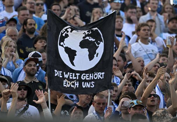 22.08.2026, Fussball DFB-Pokal 2026 27, 1.Runde, TSV 1860 München - Holstein Kiel, im Stadion an der Grünwalderstrasse in München, Die Welt gehört euch uns