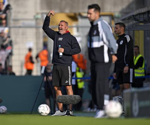 22.08.2026, Fussball DFB-Pokal 2026 27, 1.Runde, TSV 1860 München - Holstein Kiel, im Stadion an der Grünwalderstrasse in München, v.l. Trainer Tim Walter (Holstein Kiel) und Trainer Alper Kayabunar (TSV 1860 München)