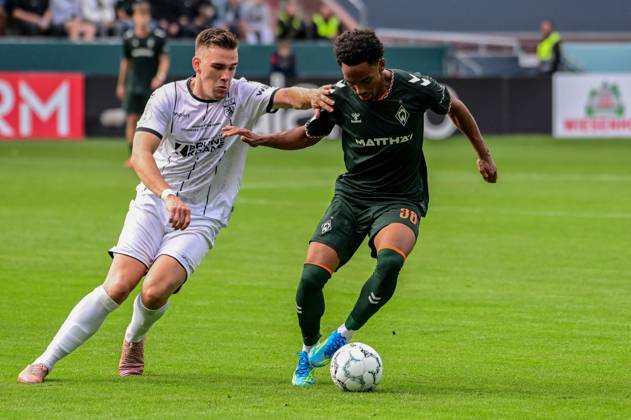 38 Paul Erevbenagie ( Werder ) 17 Malte Meyer ( Lüneburg ) Deutschland , Hamburg , Millerntor , Fussball , 1 Bundesliga , Oberliga Niedersachsen , DFB Pokal Runde 1 , LSK Lüneburg - SV Werder Bremen