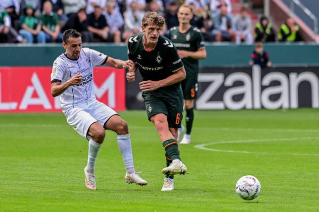 Jens Stage ( Werder ) 12 Leon Perera ( Lüneburg ) Deutschland , Hamburg , Millerntor , Fussball , 1 Bundesliga , Oberliga Niedersachsen , DFB Pokal Runde 1 , LSK Lüneburg - SV Werder Bremen