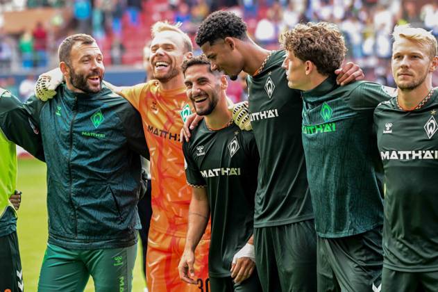 Schlussjubel 25 Markus Kolke 38 Paul Erevbenagie Jens Stage Marco Grüll ( Werder ) Deutschland , Hamburg , Millerntor , Fussball , 1 Bundesliga , Oberliga Niedersachsen , DFB Pokal Runde 1 , LSK Lüneburg - SV Werder Bremen