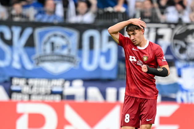 Elias Rahn (SG Sonnenhof Grossaspach) gestikuliert, gestik waehrend des DFB-Pokal 1 Runde Spiels zwichen SG Sonnenhof Grossaspach v Arminia Bielefeld, Wir machen Druck Arena am 22. August 2026 in Grossaspach, Deutschland. (Foto von Harry Langer DeFodi Images) +++ Elias Rahn (SG Sonnenhof Grossaspach) gestures during the DFB-Pokal 1 Runde match between SG Sonnenhof Grossaspach v Arminia Bielefeld at Wir machen Druck Arena on August 22, 2026 in Grossaspach, Germany. (Photo by Harry Langer DeFodi Images) (Photo by Harry Langer DeFodi Images) DFB DFL REGULATIONS PROHIBIT ANY USE OF PHOTOGRAPHS AS IMAGE SEQUENCES AND OR QUASI-VIDEO. -