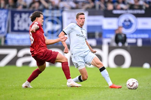 Niklas Pollex (SG Sonnenhof Grossaspach) und Arne Sicker (Arminia Bielefeld) im Zweikampf waehrend des DFB-Pokal 1 Runde Spiels zwichen SG Sonnenhof Grossaspach v Arminia Bielefeld, Wir machen Druck Arena am 22. August 2026 in Grossaspach, Deutschland. (Foto von Harry Langer DeFodi Images) +++ Niklas Pollex (SG Sonnenhof Grossaspach) und Arne Sicker (Arminia Bielefeld) battle for the ball during the DFB-Pokal 1 Runde match between SG Sonnenhof Grossaspach v Arminia Bielefeld at Wir machen Druck Arena on August 22, 2026 in Grossaspach, Germany. (Photo by Harry Langer DeFodi Images) (Photo by Harry Langer DeFodi Images) DFB DFL REGULATIONS PROHIBIT ANY USE OF PHOTOGRAPHS AS IMAGE SEQUENCES AND OR QUASI-VIDEO. -