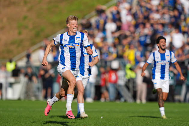 22.08.2026, xydrx, Fußball, DFB Pokal, 1. FC Saarbrücken - Hertha BSC, Saison 2026 2027, Ludwigsparkstadion: Jan-Luca Schuler (Hertha BSC, 18) bejubelt den Sieg DFB regulations prohibit any use of photographs as image sequences and or quasi-video. Copyright: HMBxMedia YannisxDreimann