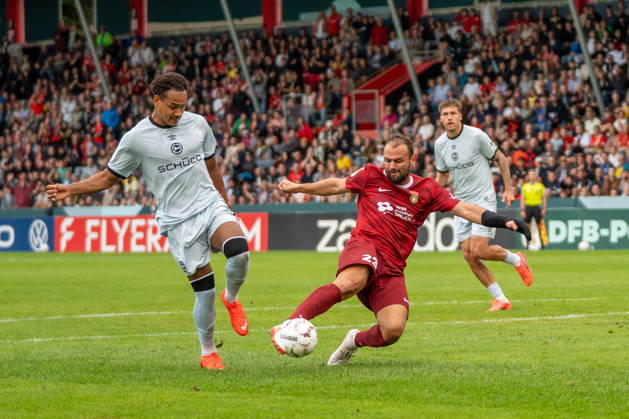 Torchance durch Fabian Eisele (SG Sonnenhof Großaspach, 23), SG Sonnenhof Großaspach vs. Arminia Bielefeld, Fussball, DFB-Pokal, 1. Runde, 22.08.2026, DFB regulations prohibit any use of photographs as image sequences and or quasi-video Aspach Baden-Wuerttemberg Deutschland