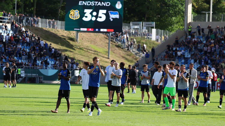 22.08.2026, xrekx, Fussball DFB Pokal 1.Runde, 1.FC Saarbruecken - Hertha BSC Berlin v.l. Spielende FCS Mannschaft bedankt bedanken sich bei den Fans, the player thanks the fans for their support (DFL DFB REGULATIONS PROHIBIT ANY USE OF PHOTOGRAPHS as IMAGE SEQUENCES and or QUASI-VIDEO) Saarbruecken