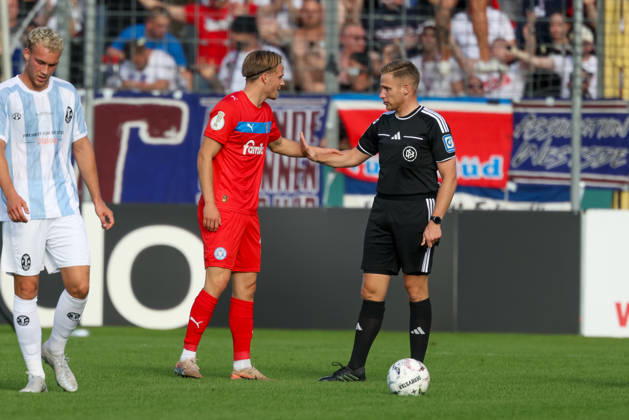Fould von Jonas Therkelsen (Holstein Kiel, 10) wird von Schiedsrichter Felix Weller ermahnt, GER, TSV 1860 Muenchen vs. Holstein Kiel, Fussball, DFB-Pokal, 1. Runde, Saison 2026 2027, 22.08.2026, DFL REGULATIONS PROHIBIT ANY USE OF PHOTOGRAPHS AS IMAGE SEQUENCES, GER, TSV 1860 Muenchen vs. Holstein Kiel, Fussball, DFB-Pokal, 1. Runde, Saison 2026 2027, 22.08.2026 Muenchen Copyright: xEibner-Pressefoto JennixMaulx EP_JML