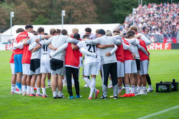 Die Cluberer schwoeren sich ein auf das Elfmeterschiessen. Viktoria Koeln vs. 1. FC Nuernberg, Fussball, DFB-Pokal, 1. Runde, Saison 2026 2027, 22.08.2026 DFL DFB Regulations prohibit any use of Photographs as image sequences and or Quasivideo Viktoria Koeln vs. 1. FC Nuernberg, Fussball, DFB-Pokal, 1. Runde, Saison 2026 2027, 22.08.2026 Koeln Copyright: xEibner-Pressefoto ThomasxHaeslerx EP_THR