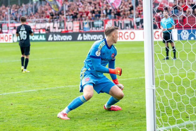 Niklas Jahn (Viktoria Koeln, 16) ist mit seinem Elfmeter an Jan Reichert (1. FC Nuernberg, 01) gescheitert. Viktoria Koeln vs. 1. FC Nuernberg, Fussball, DFB-Pokal, 1. Runde, Saison 2026 2027, 22.08.2026 DFL DFB Regulations prohibit any use of Photographs as image sequences and or Quasivideo Viktoria Koeln vs. 1. FC Nuernberg, Fussball, DFB-Pokal, 1. Runde, Saison 2026 2027, 22.08.2026 Koeln Copyright: xEibner-Pressefoto ThomasxHaeslerx EP_THR