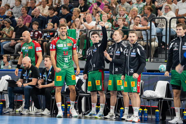 Fuechse Berlin (GER) vs SC Magdeburg (GER), Handball, 1. Handball Bundesliga Herren, Rexel Supercup 2026, Saison 2026 2027, Muenchen, 22.08.2026 Antonio Serradilla (SC Magdeburg, 15), Tim Bennet Thielicke (SC Magdeburg, 08), Omar Ingi Magnusson (SC Magdeburg, 14) und Lukas Mertens (SC Magdeburg, 22) freuen sich nach einer Parade Muenchen SAP Garden Deutschland