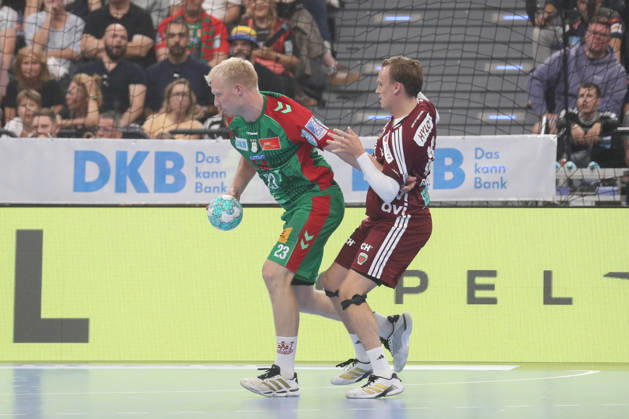 22.08.2026, xgox, Handball, Rexel Supercup 2026, SC Magdeburg - Füchse Berlin, v.l. Magnus Saugstrup (Magdeburg, 23) Tobias Grondahl (Berlin, 15) Zweikampf, Duell, Kampf, tackle München