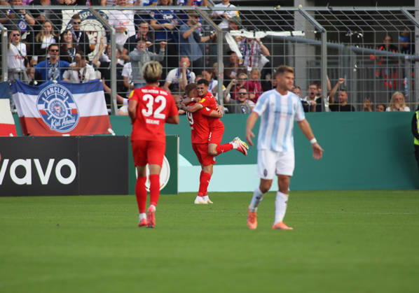 Fussball, Herren, DFB-Pokal, 1.Hauptrunde, Saison 2026 2027, TSV 1860 München - Holstein Kiel, Grünwalder Stadion 0:1 durch Phil Harres (Holstein Kiel) Tor, Jubel, Freude