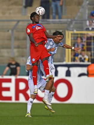 22.08.2026, Fussball DFB-Pokal 2026 27, 1.Runde, TSV 1860 München - Holstein Kiel, im Stadion an der Grünwalderstrasse in München, Faride Alidou (Holstein Kiel) setzt sicg durch,