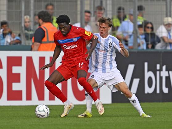 22.08.2026, Fussball DFB-Pokal 2026 27, 1.Runde, TSV 1860 München - Holstein Kiel, im Stadion an der Grünwalderstrasse in München, v.l. Faride Alidou (Holstein Kiel) gegen Julian Bell (TSV 1860 München)