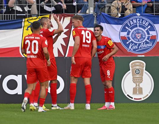 22.08.2026, Fussball DFB-Pokal 2026 27, 1.Runde, TSV 1860 München - Holstein Kiel, im Stadion an der Grünwalderstrasse in München, Torjubel von Phil Harres (Holstein Kiel) nachdenklich seinem Treffer zum 0:1