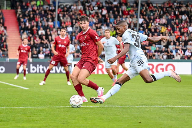 Elias Rahn (SG Sonnenhof Grossaspach) uznd Isaiah Young (Arminia Bielefeld) im Zweikampf waehrend des DFB-Pokal 1 Runde Spiels zwichen SG Sonnenhof Grossaspach v Arminia Bielefeld, Wir machen Druck Arena am 22. August 2026 in Grossaspach, Deutschland. (Foto von Harry Langer DeFodi Images) +++ Elias Rahn (SG Sonnenhof Grossaspach) uznd Isaiah Young (Arminia Bielefeld) battle for the ball during the DFB-Pokal 1 Runde match between SG Sonnenhof Grossaspach v Arminia Bielefeld at Wir machen Druck Arena on August 22, 2026 in Grossaspach, Germany. (Photo by Harry Langer DeFodi Images) (Photo by Harry Langer DeFodi Images) DFB DFL REGULATIONS PROHIBIT ANY USE OF PHOTOGRAPHS AS IMAGE SEQUENCES AND OR QUASI-VIDEO. -