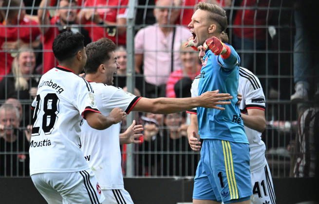 22.08.2026, xophax, Fussball , DFB - Pokal , 1.Runde Viktoria Köln gegen 1.FC Nürnberg Torwart Jan Reichert ( 1.FC Nürnberg ) feiert nach dem gehaltenen Elfmeter . Köln